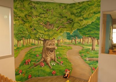 muurschildering kinderkamer sprookjesboom